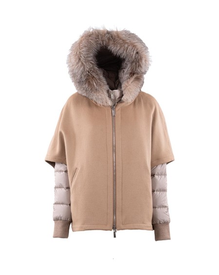 Shop MOORER  Giaccone: MooRER  giacca con contrasto in lana e cashmere "Pegaso-CWR".
Collo in maglia.
Chiusura frontale con zip a doppio cursore.
Due comode tasche a filetto.
Al suo interno, il pratico bomber staccabile è realizzato con un finissimo nylon con delicate sfumature cangianti.
Cappuccio rifinito con bordo in vera volpe.
Polsi in maglia tubolare.
Imbottito in finissima piuma d'oca e trapuntata a boudin.
Composizione: 90% LANA,10% CASHMERE.
Made in Italy.. PEGASO CWR-V0942
